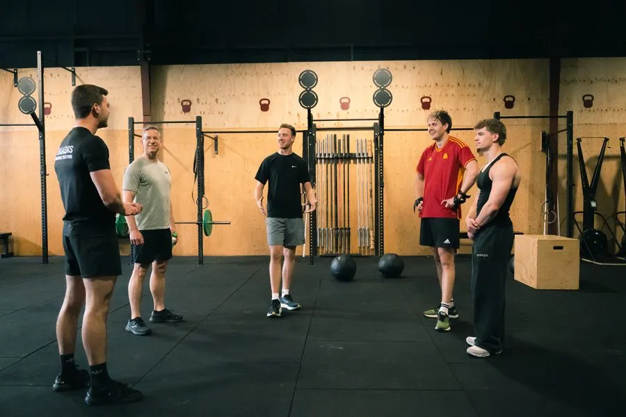 Kleine groep volgt training onder begeleiding van Stijn Ariaens