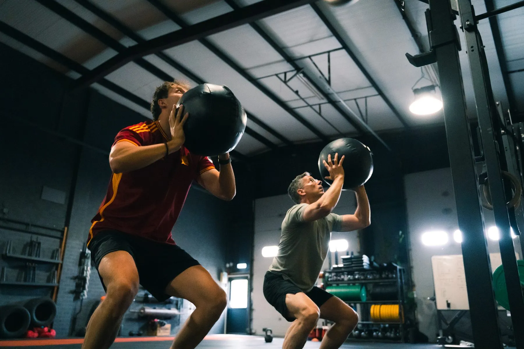 Stijn Ariaens begeleidt een klant bij krachttraining in de Boxx Wijchen