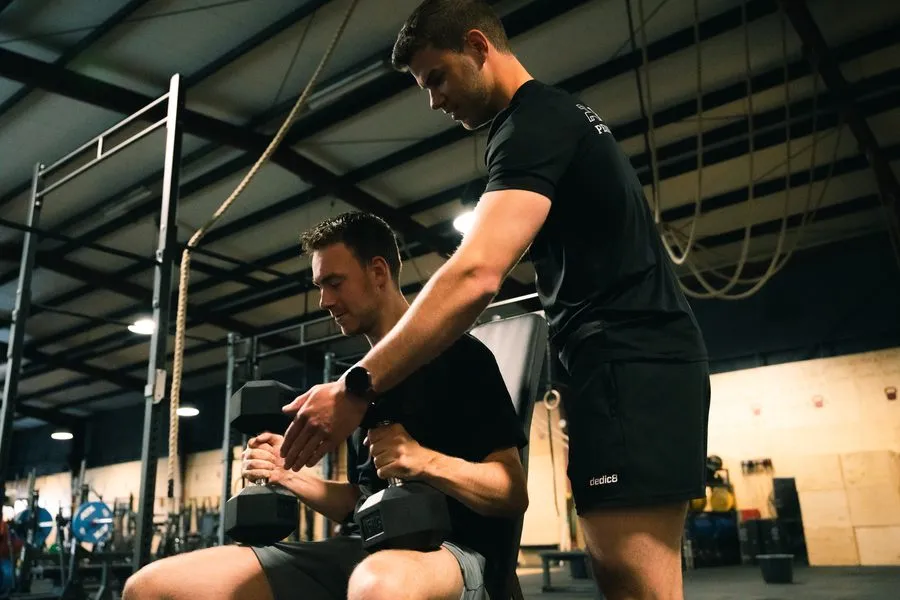 Stijn Ariaens begeleidt een klant tijdens 1-op-1 personal training